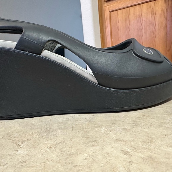 Crocs Wedge Sandals Black - Picture 2 of 3